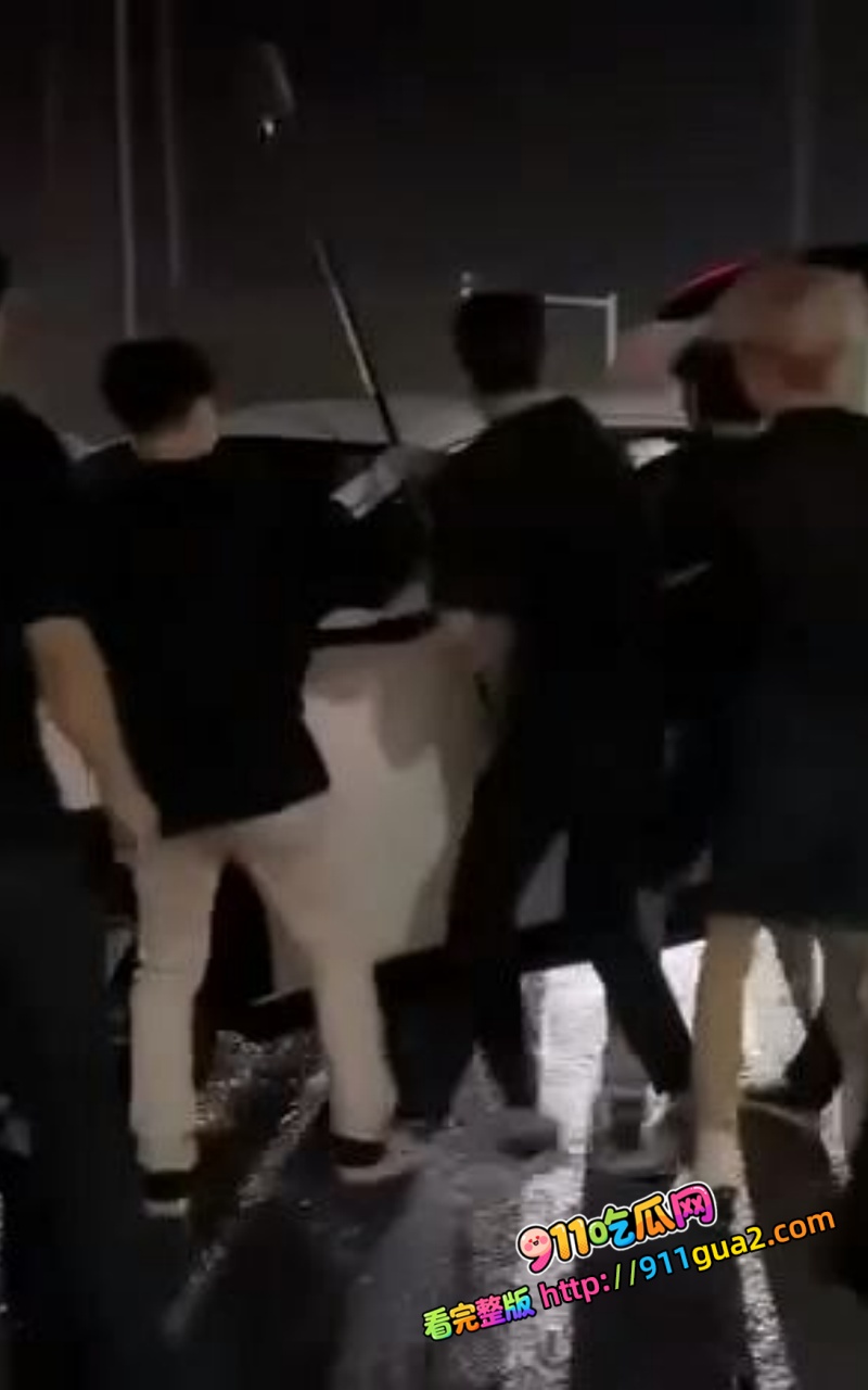 湖南长沙宁乡街头精神小伙大规模冲突场面堪比古惑仔 11