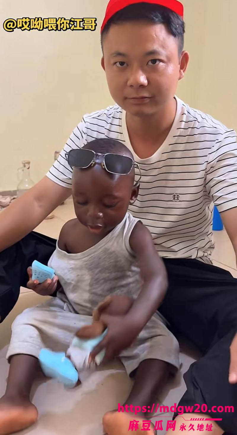 抖音百万网红哎呦喂你江哥被曝借非洲幼童卖惨骗捐款4