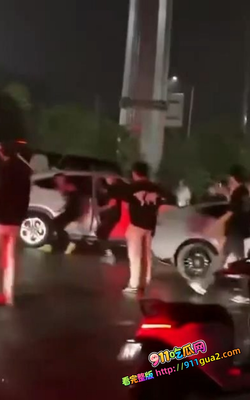 湖南长沙宁乡街头精神小伙大规模冲突场面堪比古惑仔 13