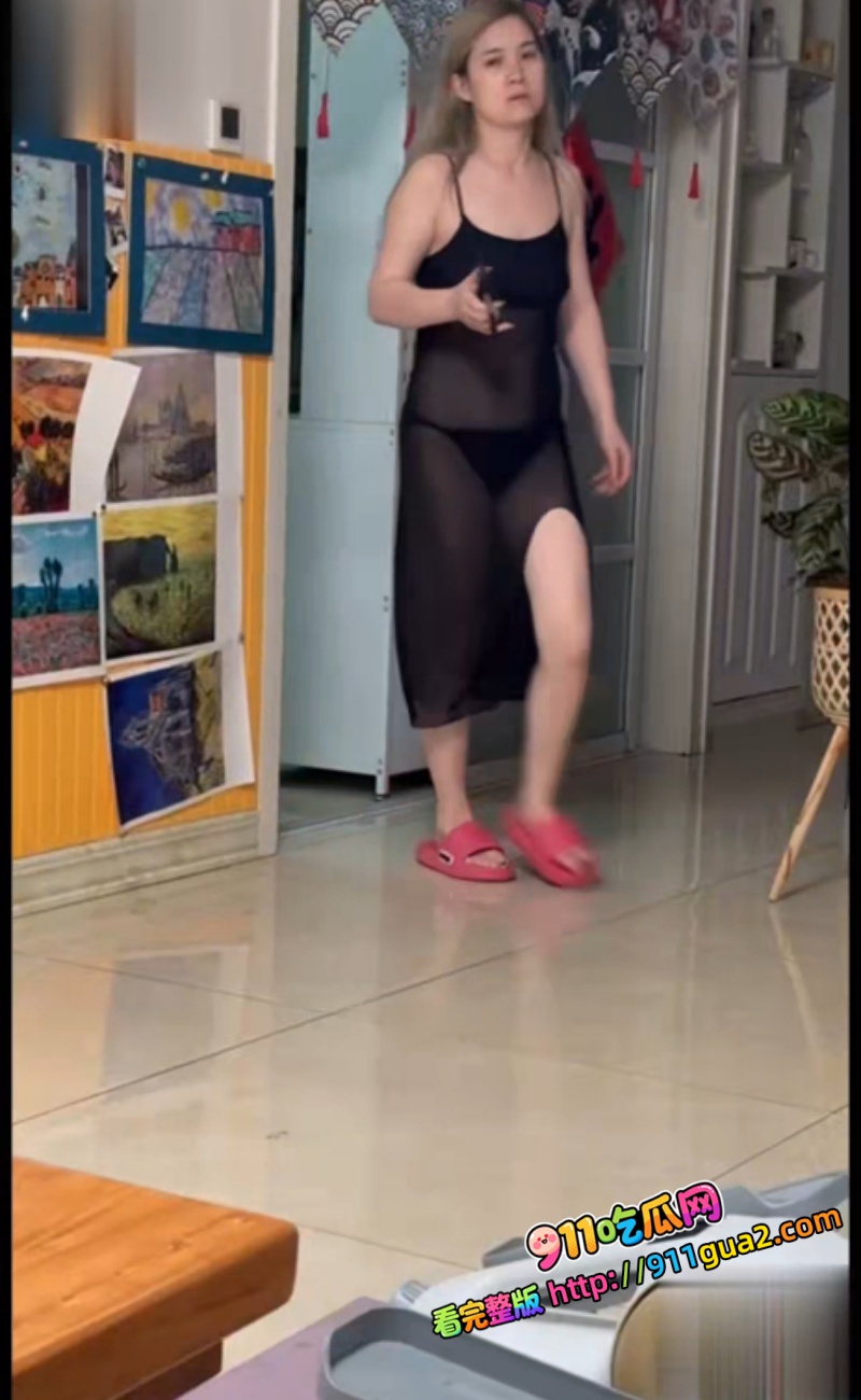 大奶少妇被操到眼神涣散，完美露脸的表情生无可恋，开裆丝袜里进出的动作把身体彻底展示给镜头！ 16