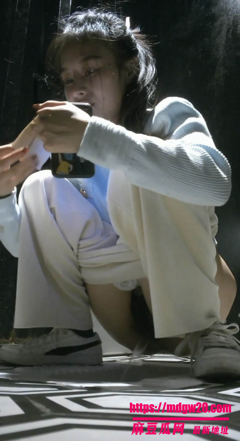 酒吧女厕全景偷拍放尿合集 酒精上脑的美少妇脸穴同框滋尿 肥美鲍鱼近景欣赏