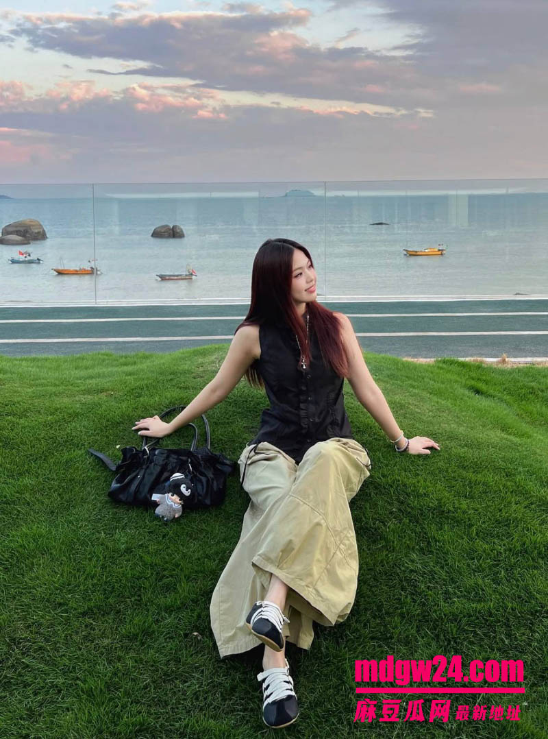 曼彻斯特大学中国留学生 22岁高颜值美女悦琪 与金主在酒店里自拍的露脸口交视频
