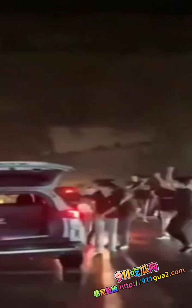 湖南长沙宁乡街头精神小伙大规模冲突场面堪比古惑仔 1