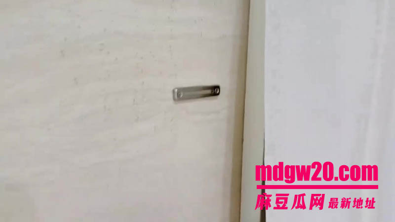 Onlyfans台湾网黄辛尤里最新福利作品 巨乳少妇在洗手台上撅起屁屁被操到腿发软