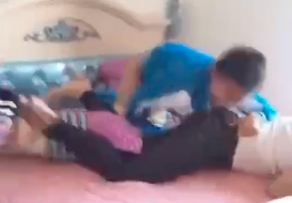 Áp phích cho 小男孩性欲大发要直接操他阿姨