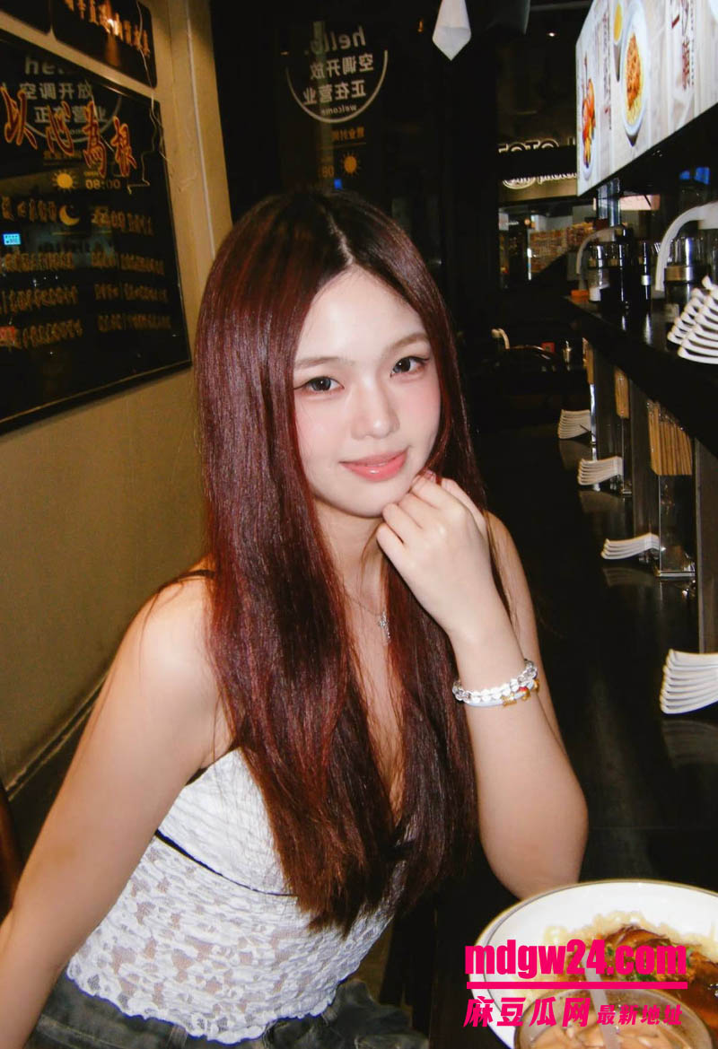 曼彻斯特大学中国留学生 22岁高颜值美女悦琪 与金主在酒店里自拍的露脸口交视频