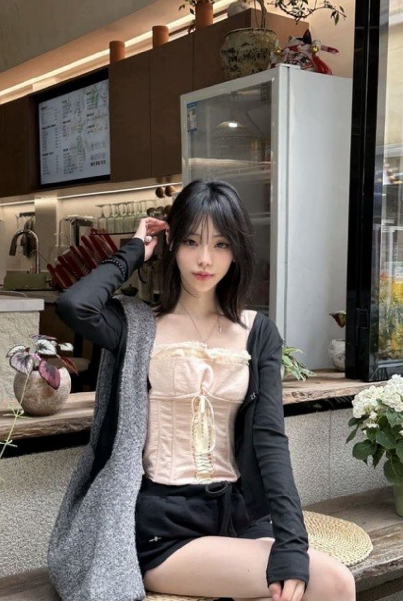 人前是高冷气质的大长腿学姐，私下是为师的小母狗