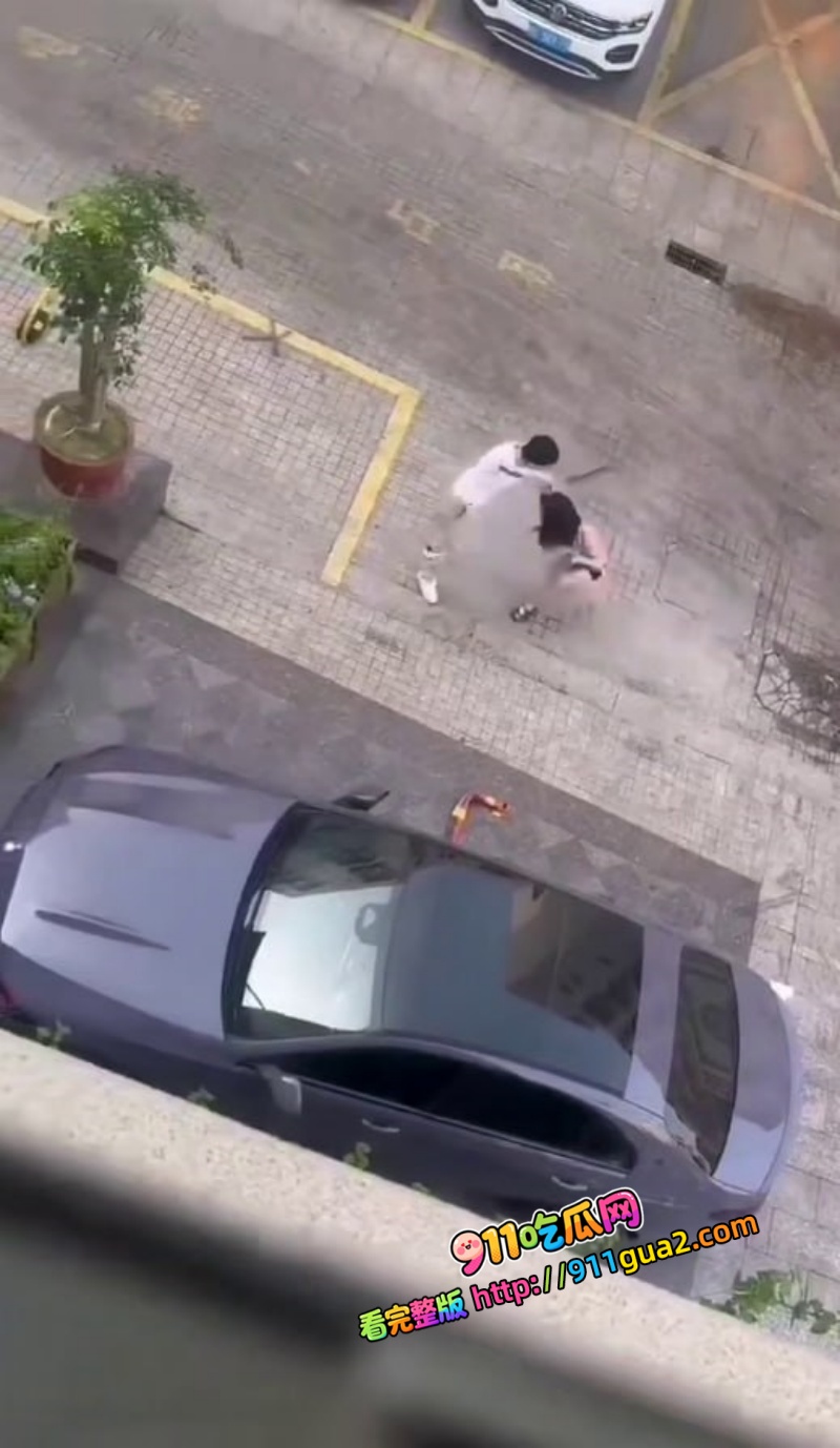 湖南小伙被绿后彻底疯了！当街暴打女友拖着头发狂走 现场惨叫不断 3