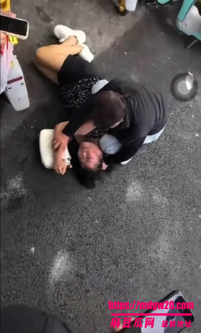 河北保定高阳大世界街头大瓜 原配当街暴打小三撕内裤 女子当众跪地求饶