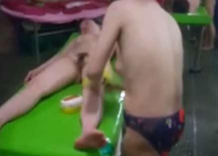 女澡堂子搓澡 的封面