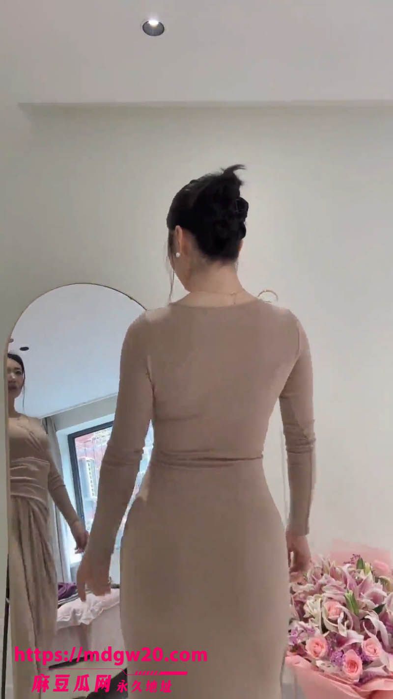 抖音网红 美式加满 定制裸舞福利流出 极品女神粗腿公主彤宝道具自慰视频