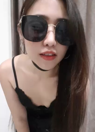 墨镜女神脱衣变母狗