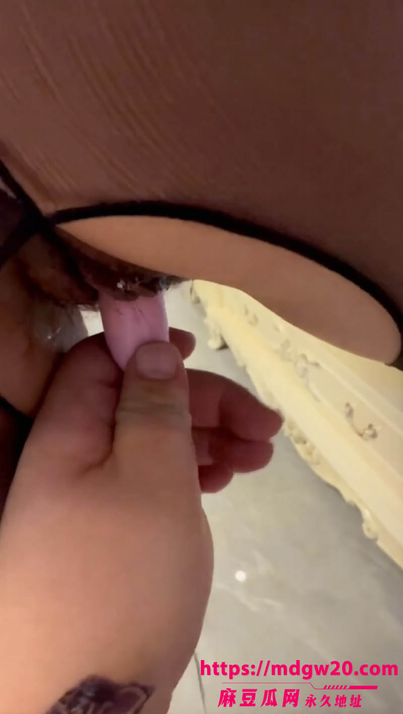 海角社区与淫荡骚妈的乱伦生活11 老妈为了讨好我要肉棒 主动穿上最性感的情趣内衣