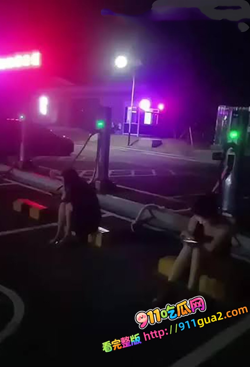充电媛新能援 蹲桩搭讪车主被扒 车在充电人在车震 照片9