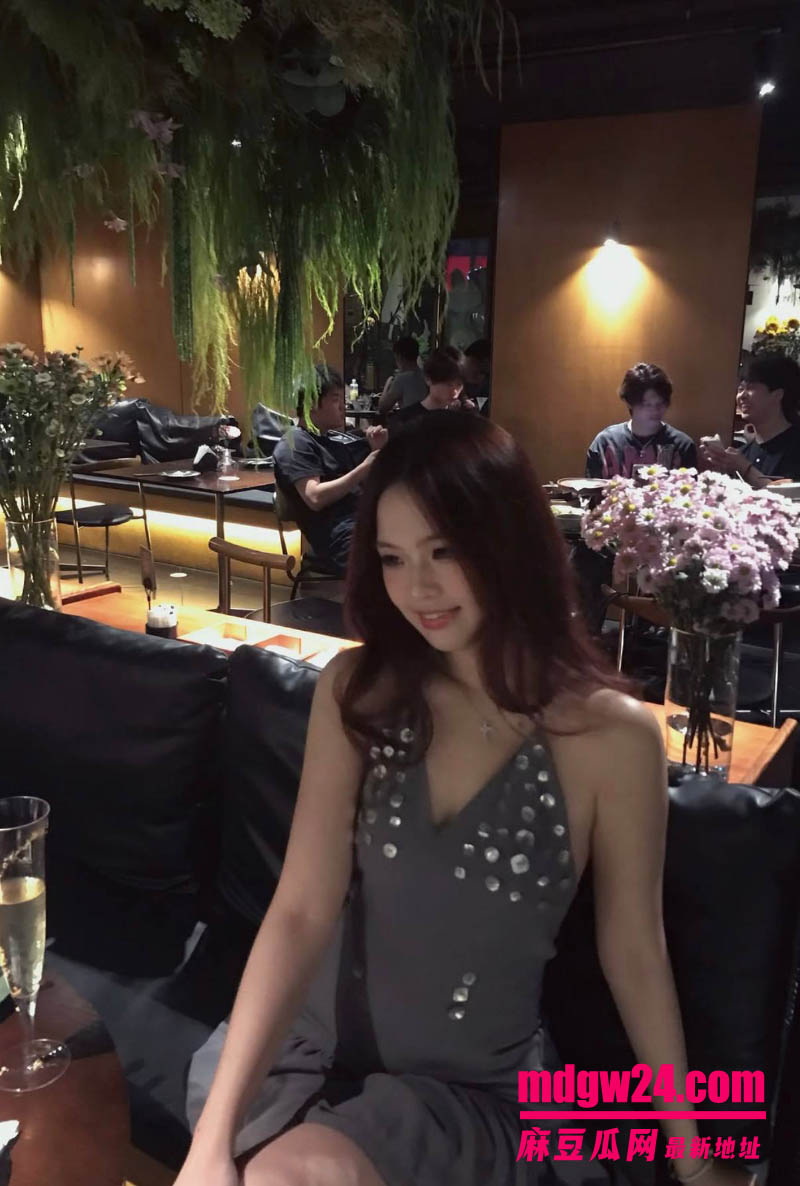 曼彻斯特大学中国留学生 22岁高颜值美女悦琪 与金主在酒店里自拍的露脸口交视频
