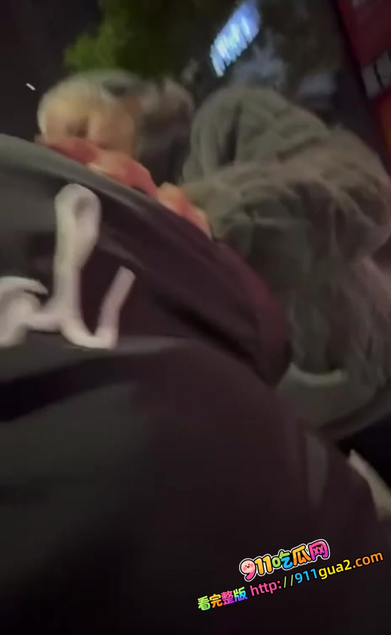 两个妹子看大爷倒地好心扶起！没想到反被 大爷 性骚扰 ：我要日你，把你日舒服！ 2