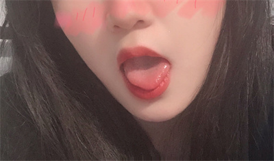 想吃包茎鸡巴，舌尖插进里面舔