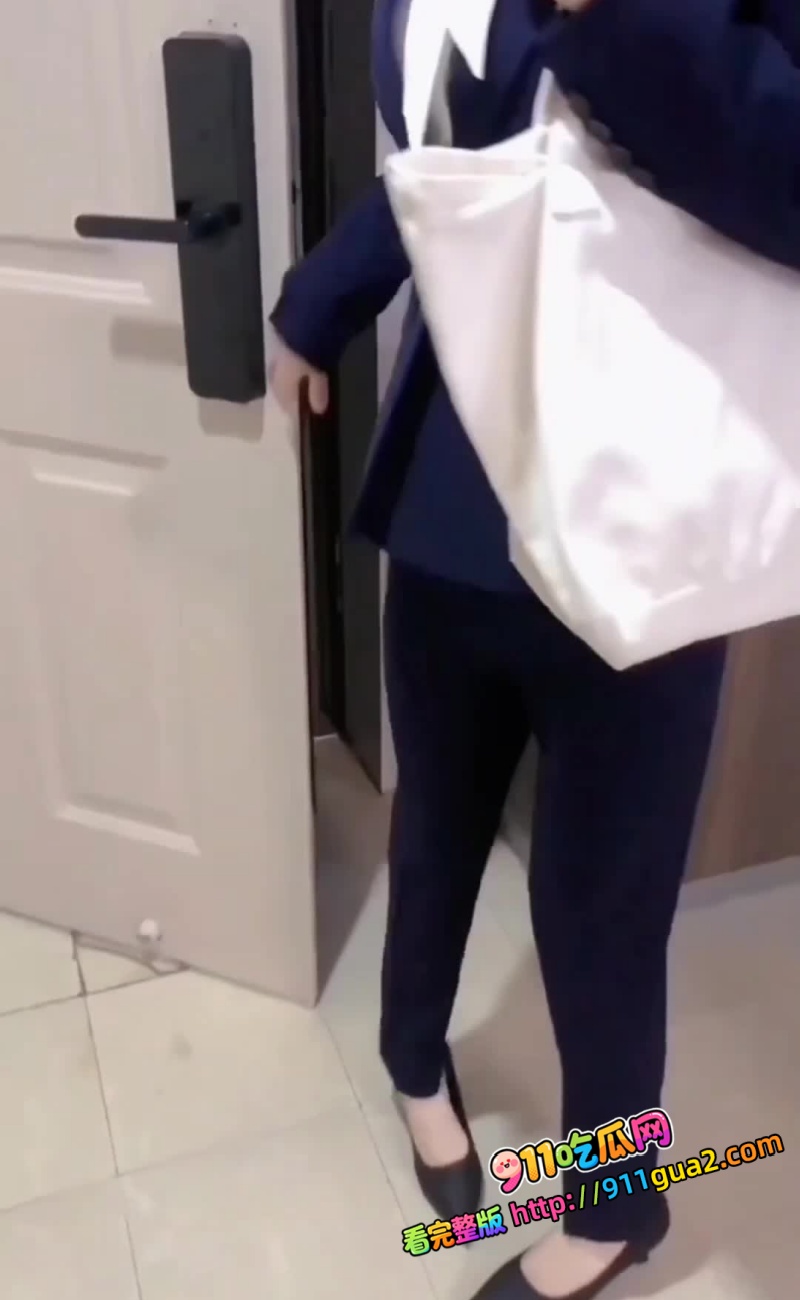 勾搭人妻柜姐 背着老公出来偷情  穿着制服来不及脱就和开干 1