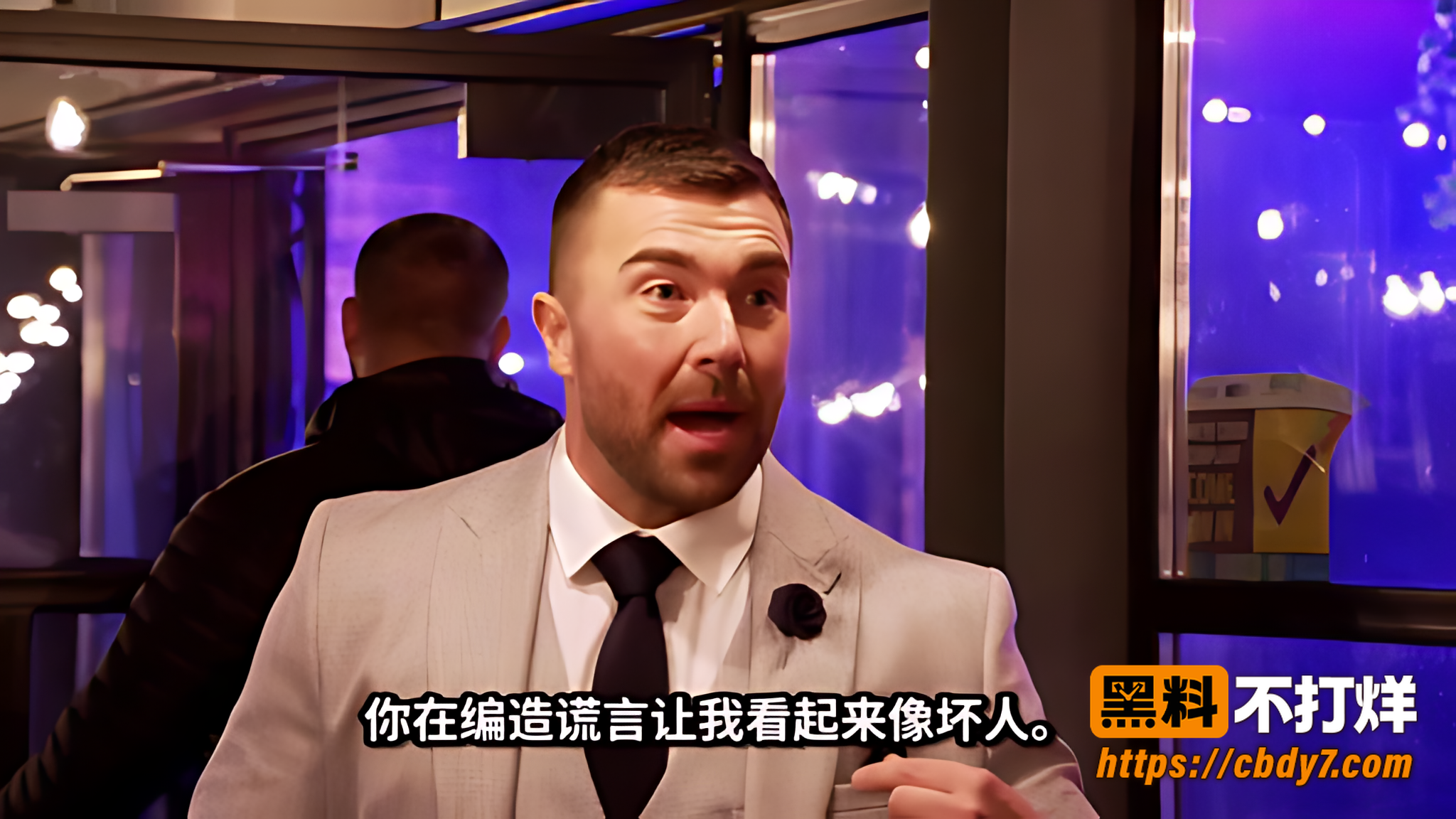 几个男女聚在一起聊天6