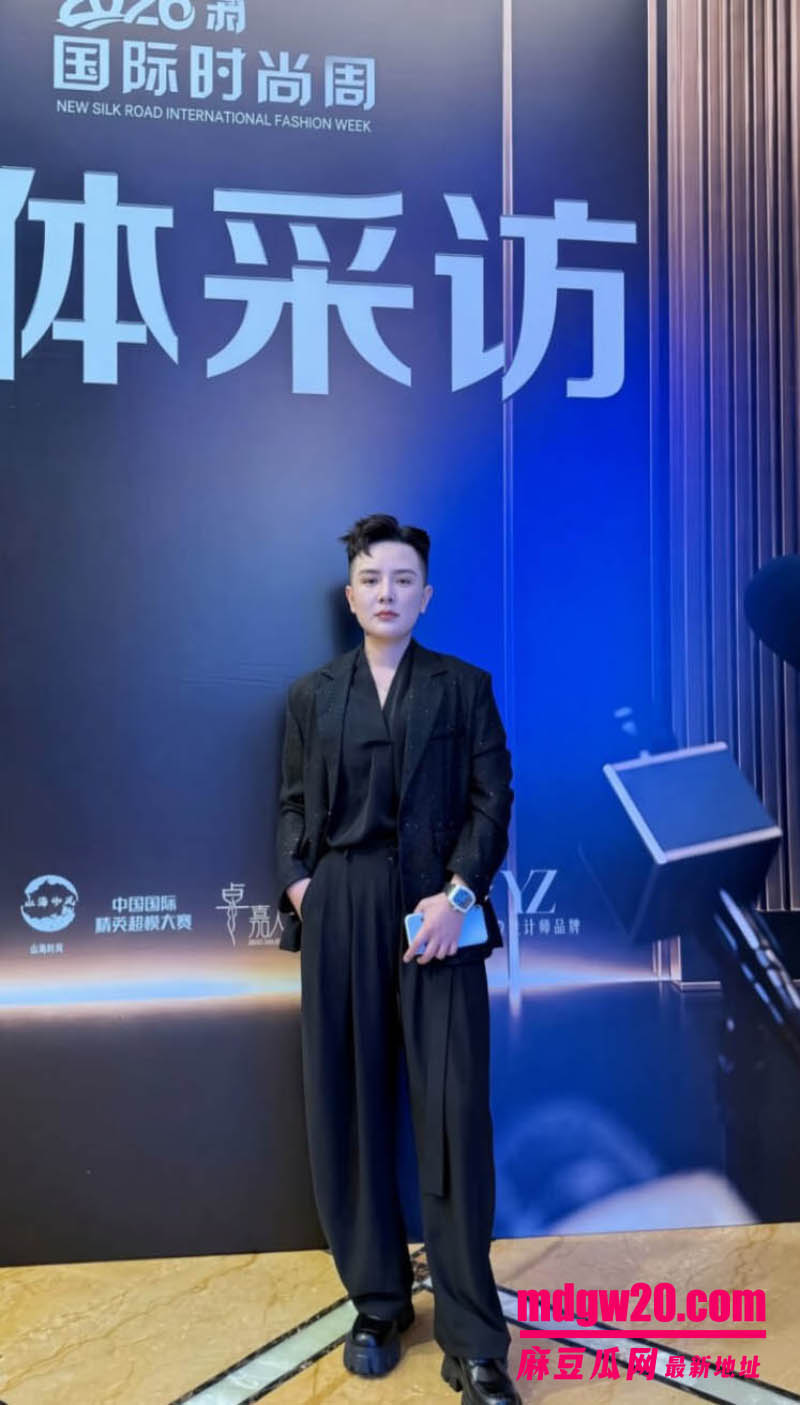 新疆抖音网红王小萌被爆出轨 与双胞胎玛丽纠葛被推上风口浪尖 穆海反击晒酒店开房细节