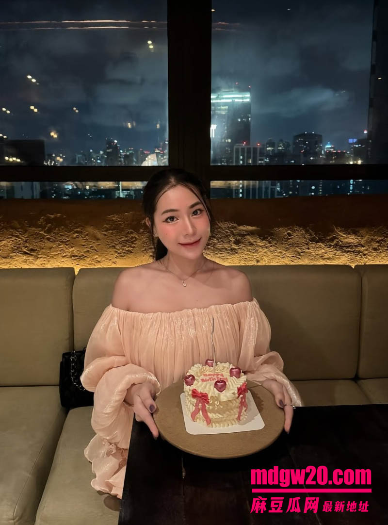推特泰国华裔网红Chlthar 与金主在酒店自拍视频被外流 高颜值母狗露脸口交做爱