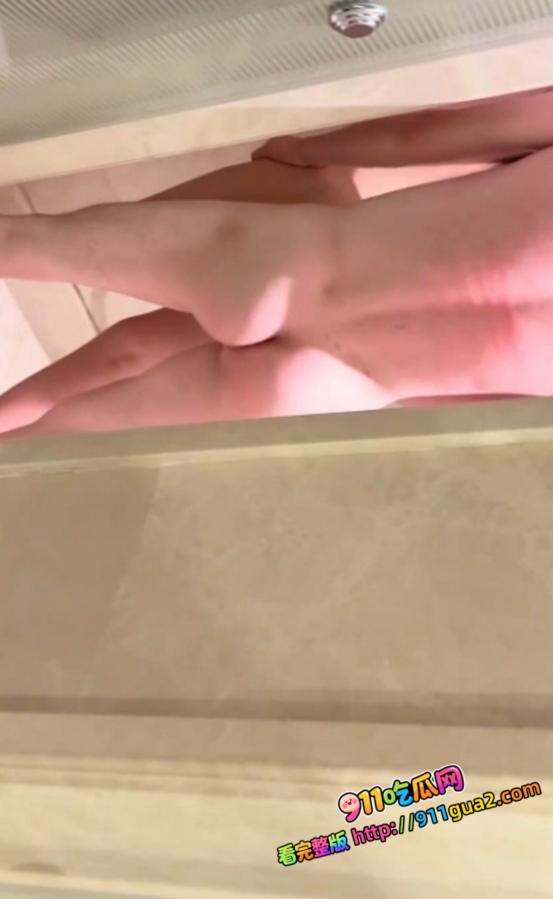 绿帽淫妻！单男摘套后狂野猛攻，操得她小穴红肿溢满浓精！老公跪床边狂拍，痴盯晃荡蛋蛋与淫靡交合，忍不住近摄这破底线狂欢。 11