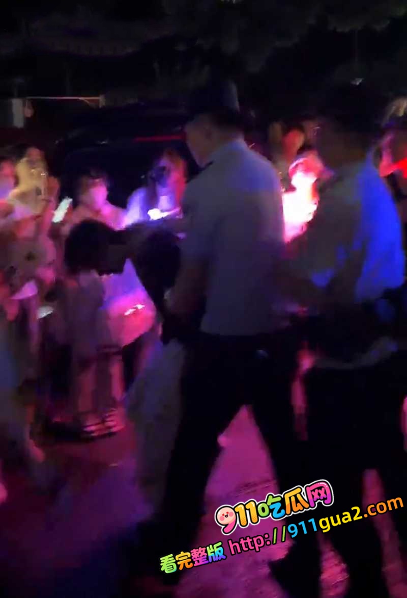 时代峰峻应援现场 一名男生直播与女粉丝对骂 照片11