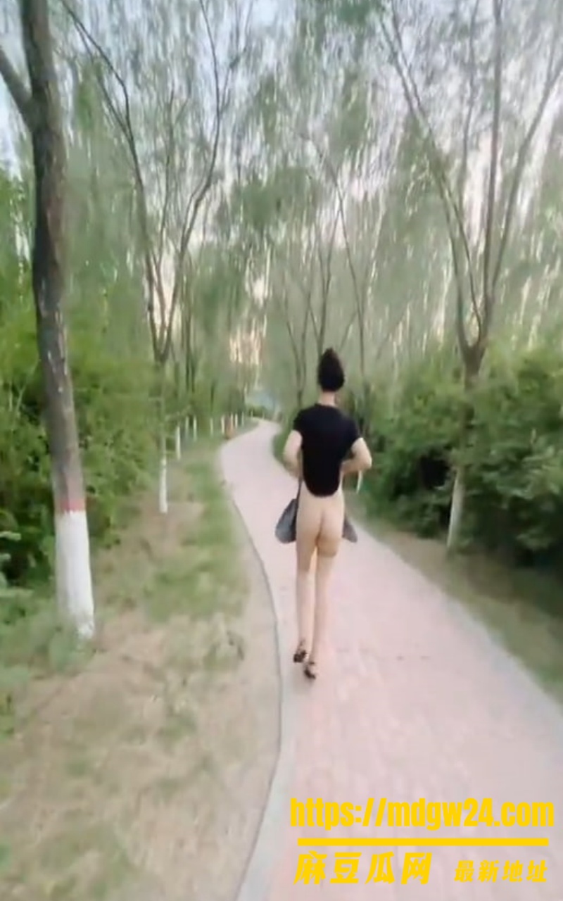推特猛女 阴环露出芭比1