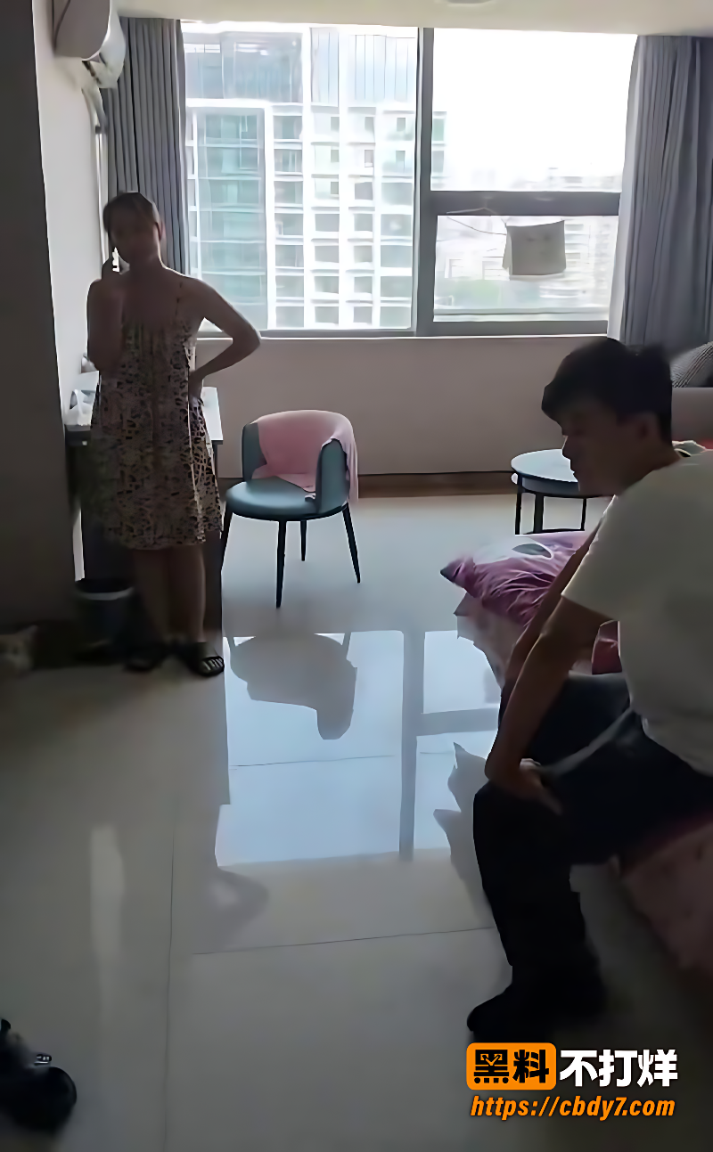 豹纹女与白T男被撞破5