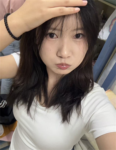 大学刚毕业表面看着清纯实则骚货一个需要的联系