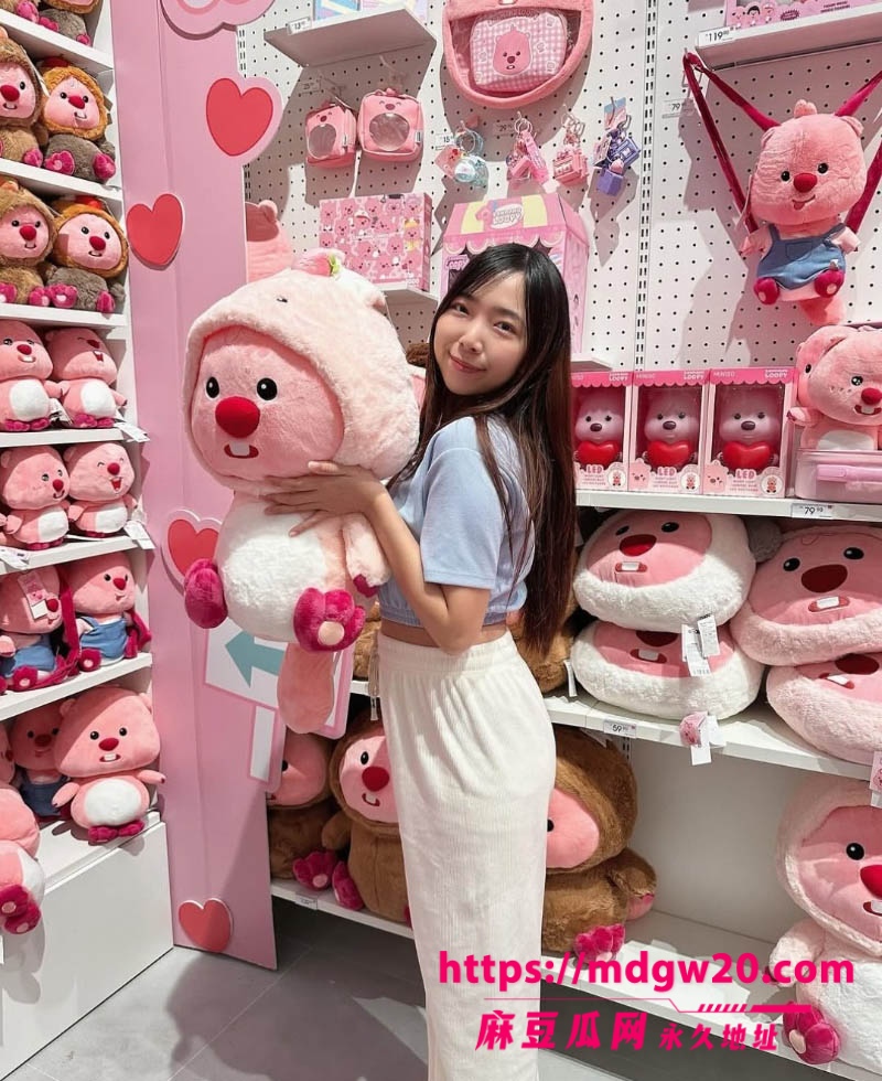 极品高颜值马来西亚旅游美食博主 Jingyi 早期与金主在酒店里3p自拍的露脸不雅视频