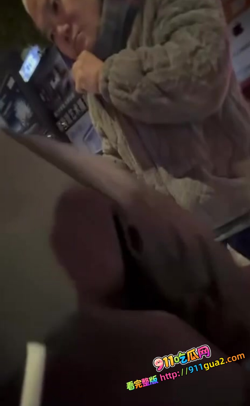 两个妹子看大爷倒地好心扶起！没想到反被 大爷 性骚扰 ：我要日你，把你日舒服！ 6