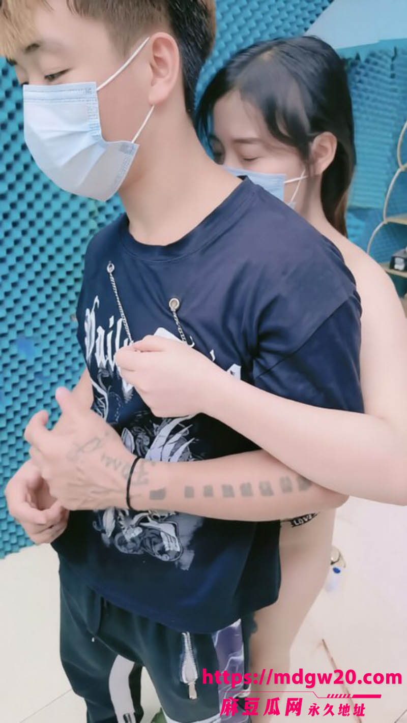 海角NTR原创博主新作 绿帽男友献出淫妻女优被黑人轮番上阵群P 自己 在一旁尽览春色
