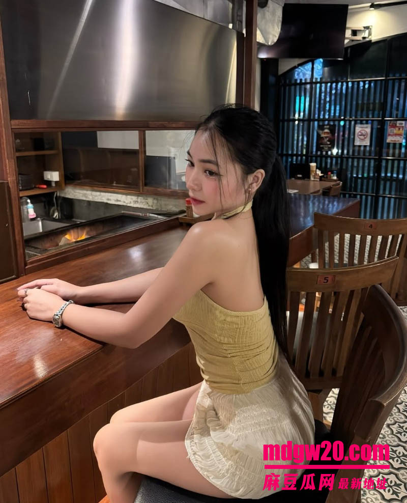 推特泰国华裔网红Chlthar 与金主在酒店自拍视频被外流 高颜值母狗露脸口交做爱