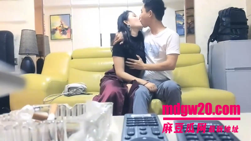 文轩探花精选偷拍视频 酒店约操高颜值纹身御姐 身着露臀情趣装沙发骑坐猛操