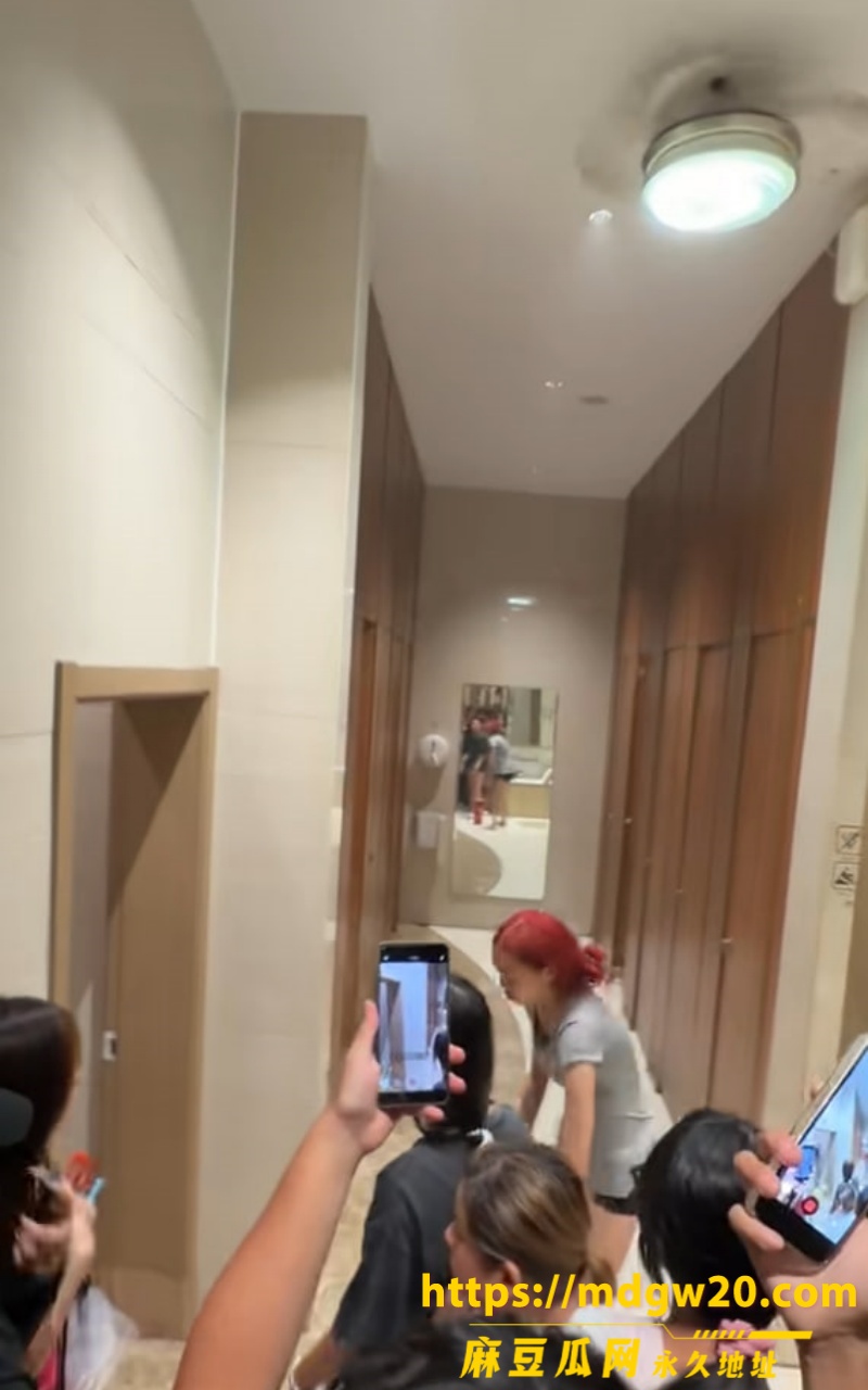 温州瑞安吾悦广场红发女子 胡伊洋19