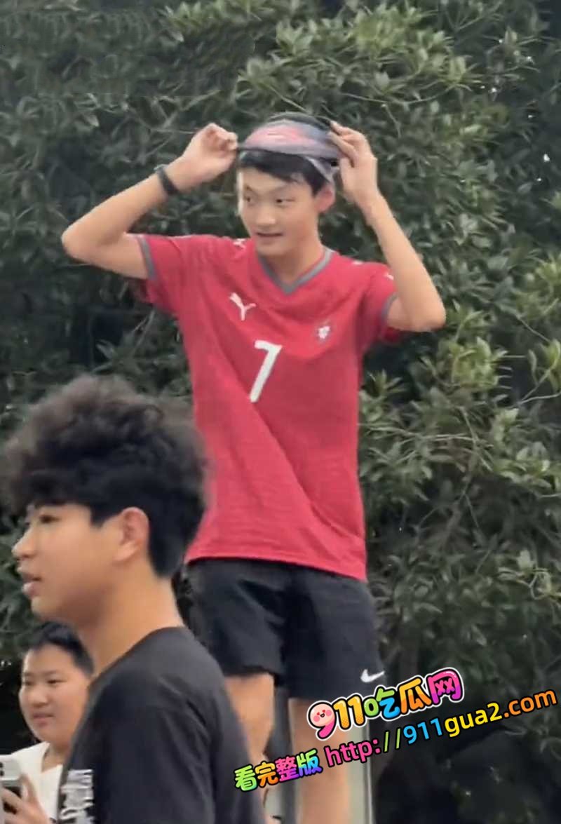 时代峰峻应援现场 一名男生直播与女粉丝对骂 照片6