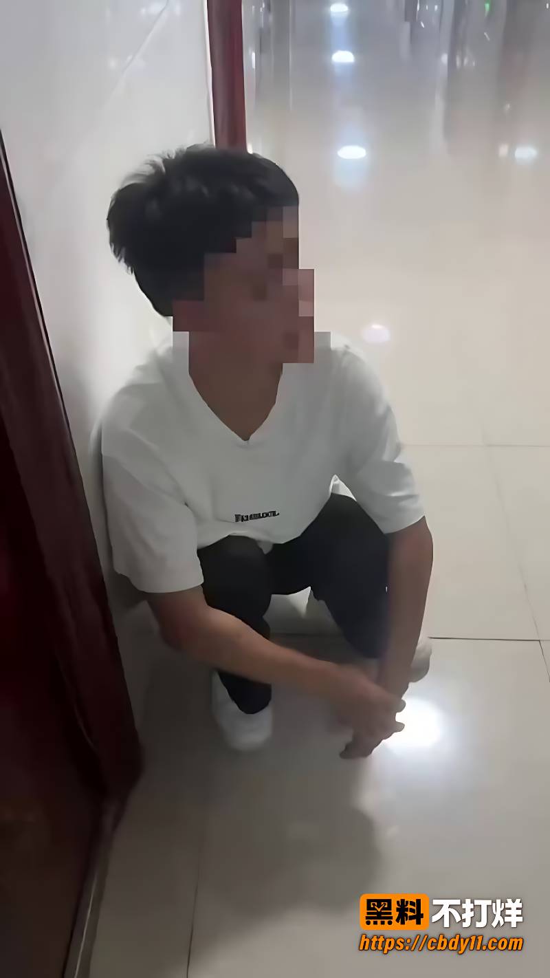 男子潜入女生宿舍偷内衣裤被抓包8