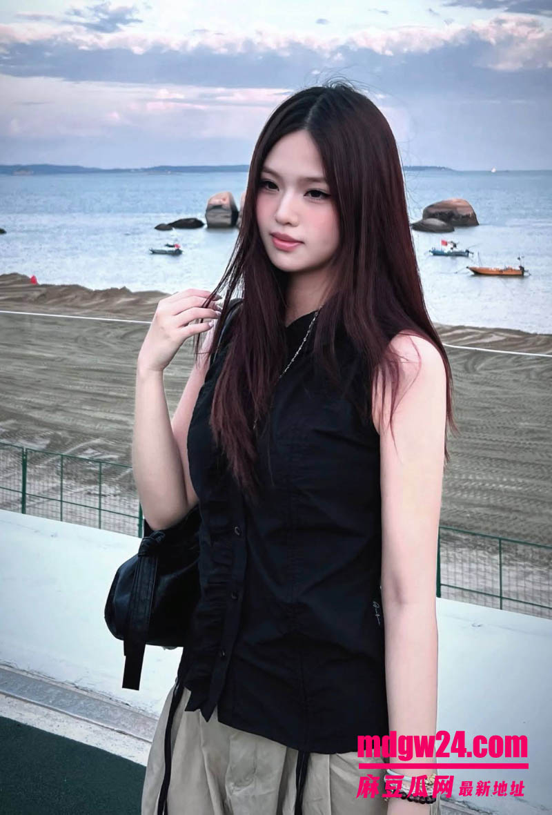 曼彻斯特大学中国留学生 22岁高颜值美女悦琪 与金主在酒店里自拍的露脸口交视频