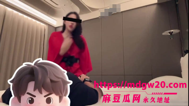 推特顶级NTR淫妻大神 ROSEWU 最新约炮视频 身穿红色战袍黑丝高跟被单男后入打桩
