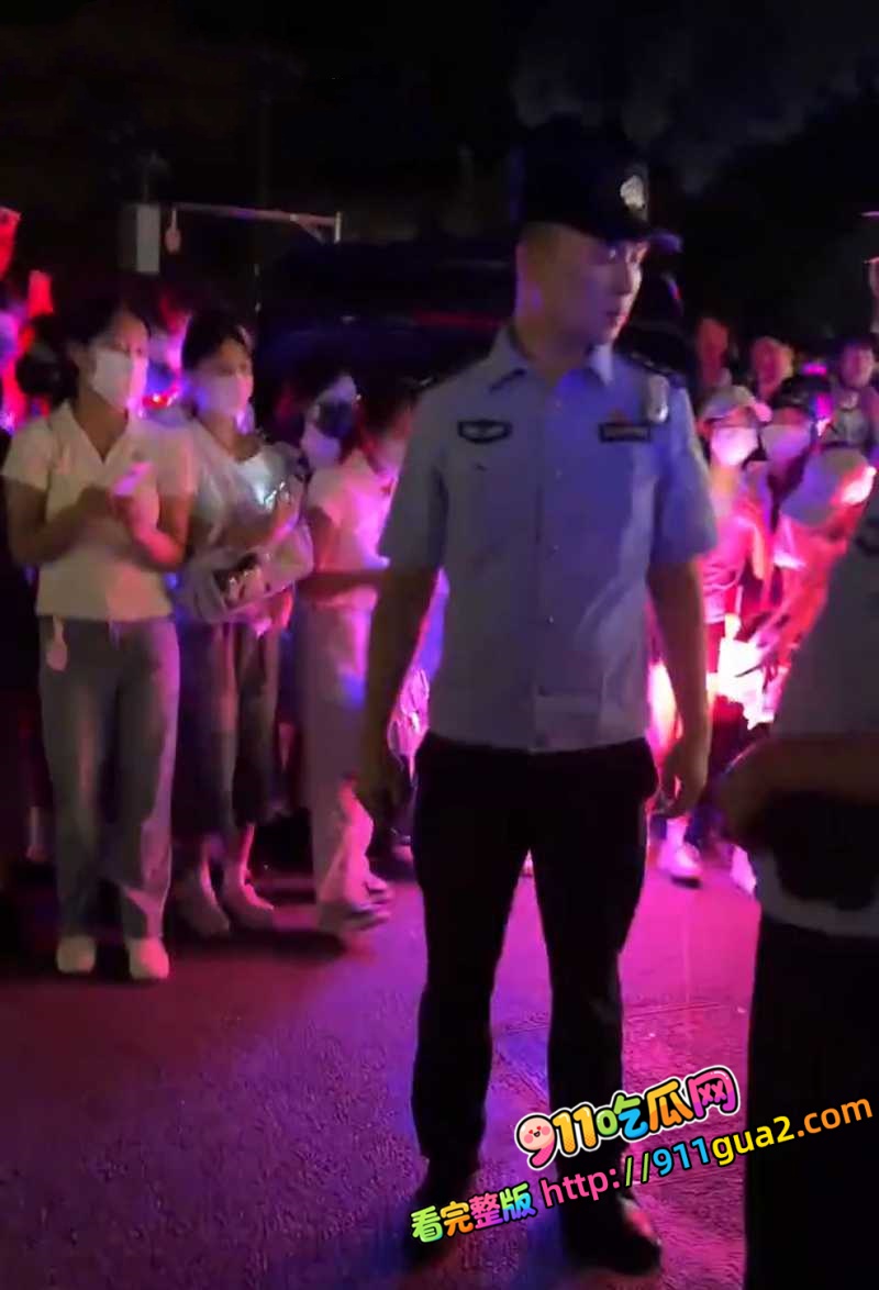 时代峰峻应援现场 一名男生直播与女粉丝对骂 照片8