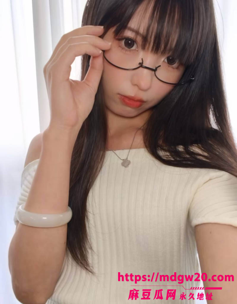 经典古早资源兔牙蛇蛇抖音低调复出 蛇信子人前清纯人后放荡 老视频被网友疯狂认出
