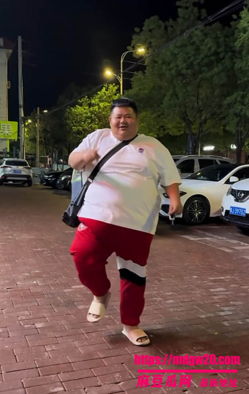 抖音吃播大胃袋良子 380斤族长人设彻底崩塌 被前女友安娜曝光下体像蚕蛹