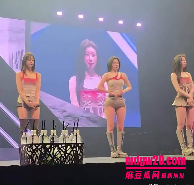 韩国女团ITZY成员申留真 巡演台上伸手扣逼自慰 下台后穿着演出服被金主猛操