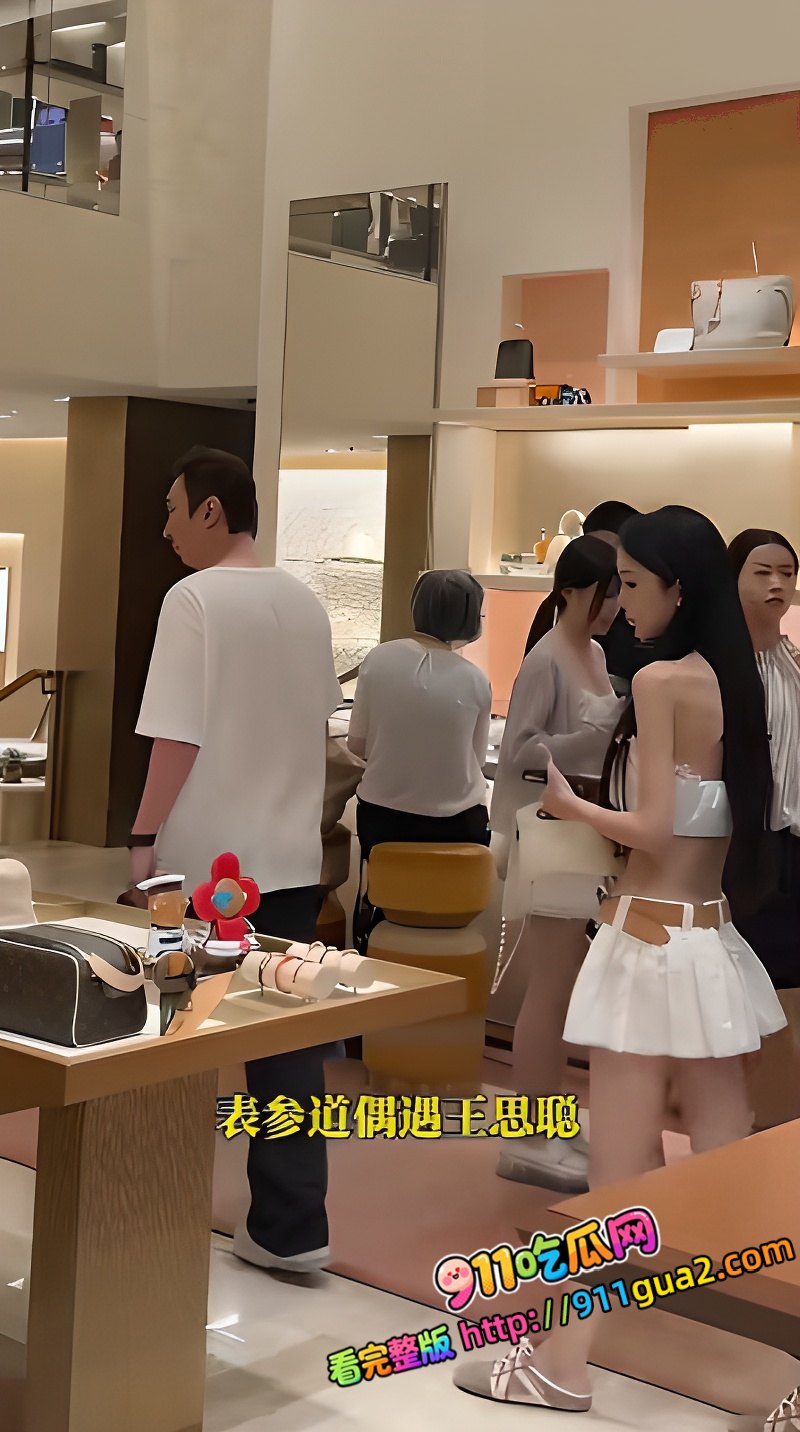 富二代 王思聪 牵着女友闺蜜现身卢浮宫 照片7