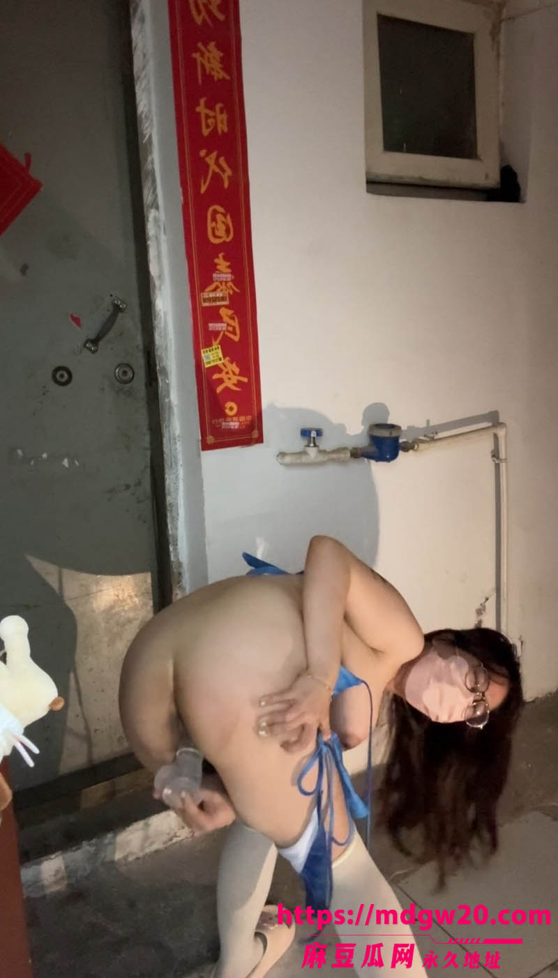 推特极品风骚人妻 小姨yiyi3359 道具假屌户外自慰骚穴