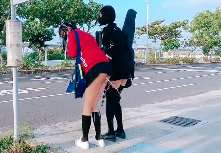 怎么突然喷牛奶了 的封面