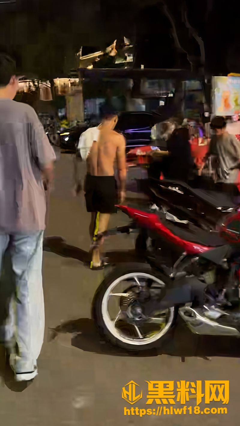精神小伙集体施暴视频4