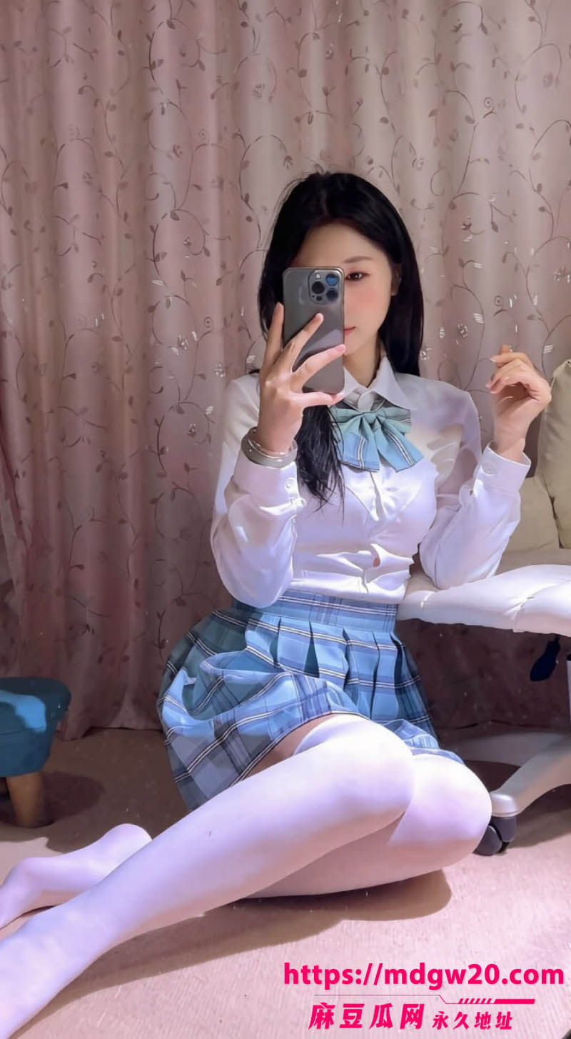 抖音擦边网红妲己首次露脸福利流出 清纯嫩妹身穿火辣丝袜 夹跳蛋自慰揉奶